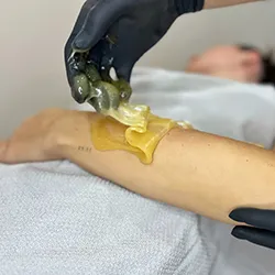 Käte sugaring ehk looduslik, nahasõbralik ja tõhus karvaeemaldus.